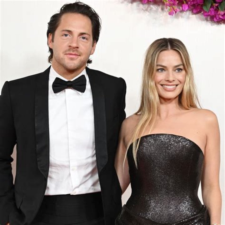 Margot Robbie & Husband Out On Date After Viral Athlete Twitter Trend – Hollywood Life