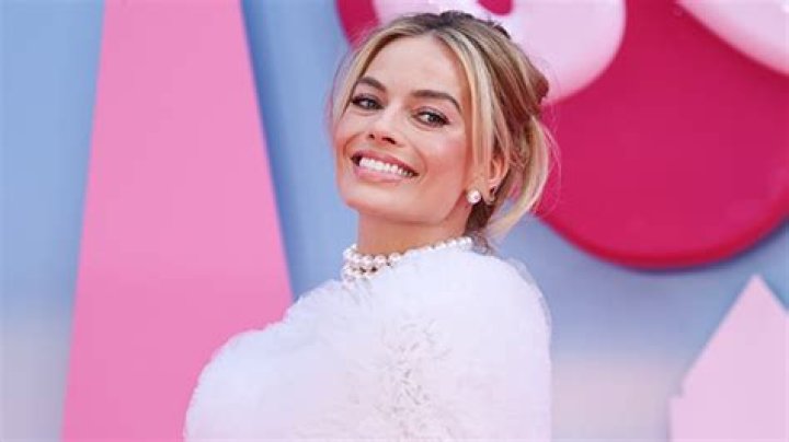 Margot Robbie Loves This Tinted Moisturizer That ‘Doesn’t Budge’ – Hollywood Life