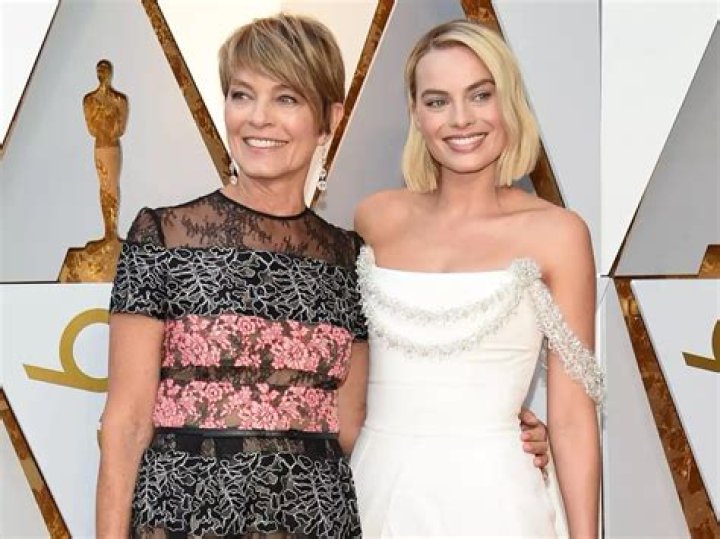 margot roobbie mom