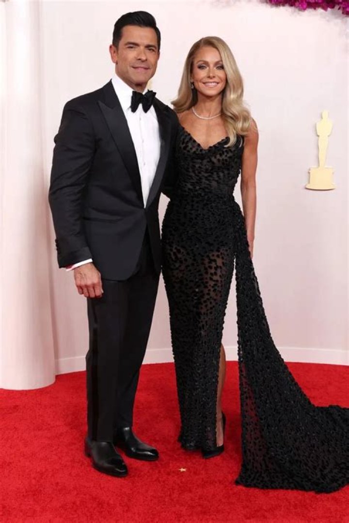 Mark Consuelos & Kelly Ripa with their children