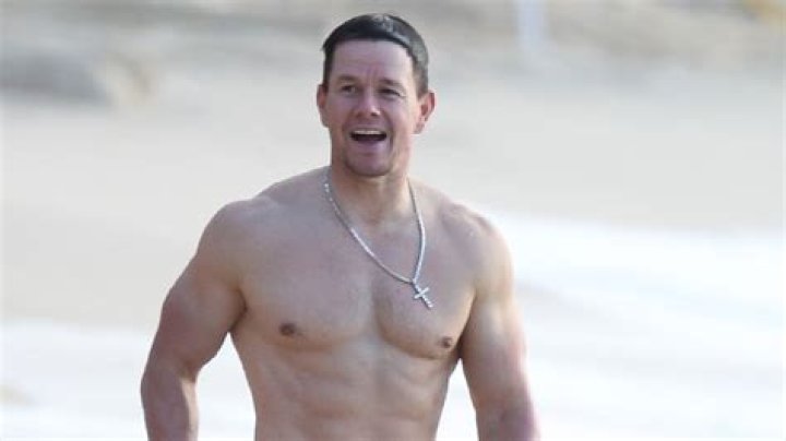 Mark Wahlberg Channels Calvin Klein Ad In Shirtless Selfie: Photo – Hollywood Life