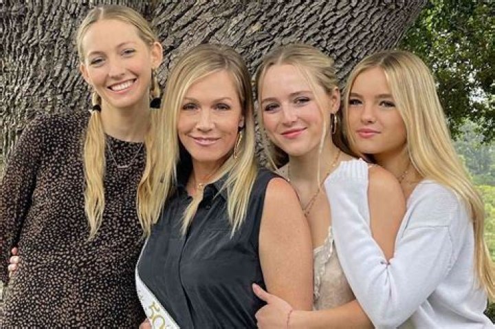 Meet ‘MASH’ Star’s 3 Daughters – Hollywood Life