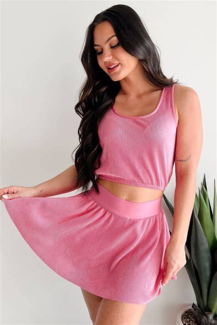 Megan Fox’s Metallic Pink Crop Top & Mini Skirt: Photos – Hollywood Life