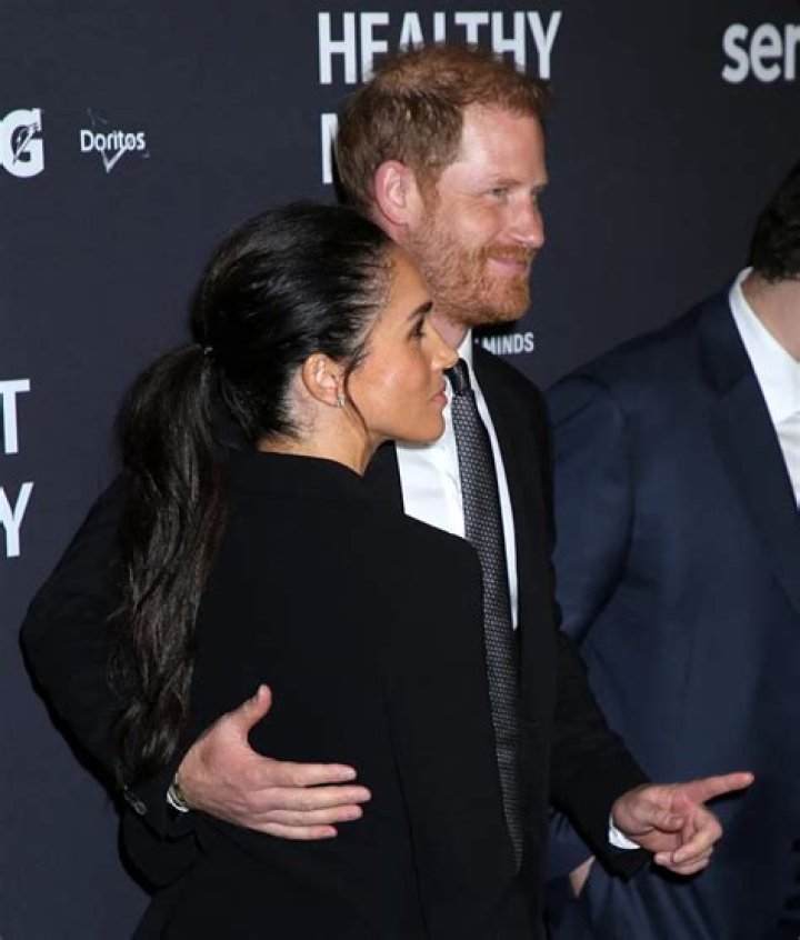 Meghan Markle Grabs Prince Harry&rsquo;s Arm