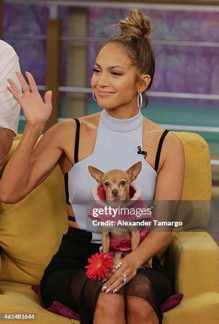 Miami, FL - Jennifer Lopez takes some time to exercise on a Sunday morning in Miami. Pictured: Jennifer Lopez BACKGRID USA 24 JANUARY 2021 USA: +1 310 798 9111 / UK: +44 208 344 2007 / *UK Clients - Pictures Containing Children Please Pixelate Face Prior To Publication*