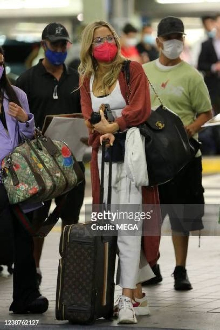 Miami, FL - Kate Hudson arrives at her Sunday yoga event at Nikki Beach in Miami and the event sees a large crowd of yoga goers ready to exercise! Kate strolls into the event in a bright and bold pink workout set paired with white Balenciaga slides and a grey sweater top. Pictured: Kate Hudson BACKGRID USA 27 FEBRUARY 2022 USA: +1 310 798 9111 / UK: +44 208 344 2007 / *UK Clients - Pictures Containing Children Please Pixelate Face Prior To Publication*