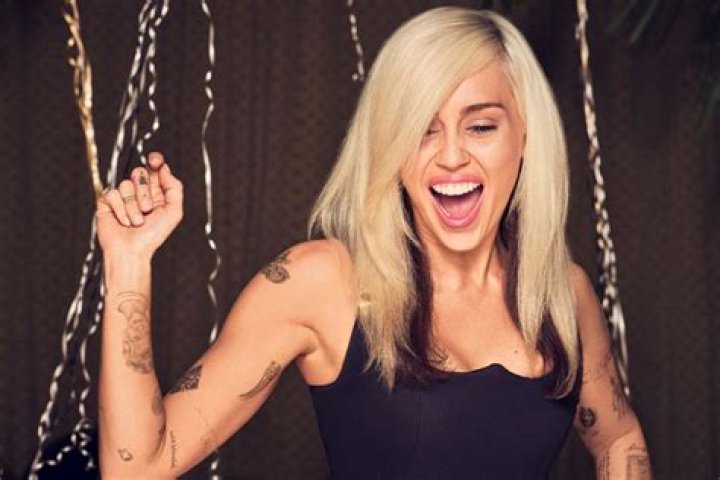 Miley Cyrus Nudist