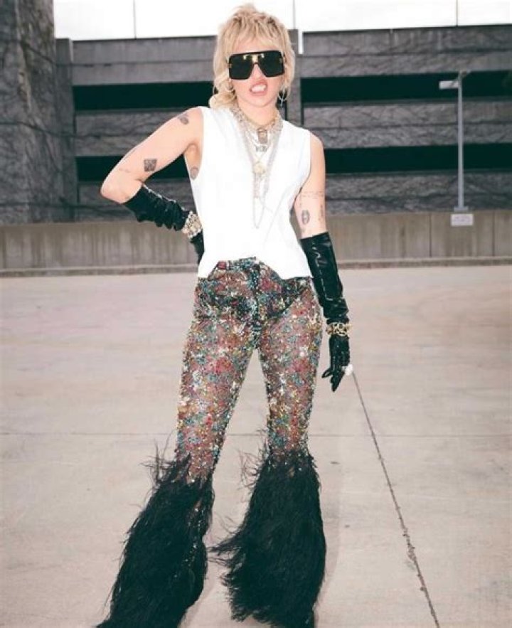 Miley Cyrus sizzles in Alexandre Vauthier