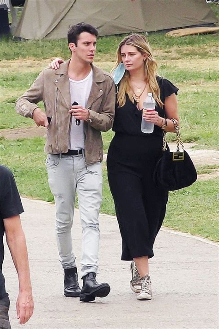 Mischa Barton Packs On the PDA With Hot New Mystery Man During Stroll In CA — Pics