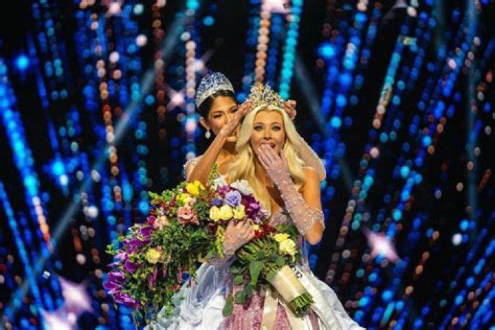 Miss Universe Catriona Gray Visits Planet Hollywood