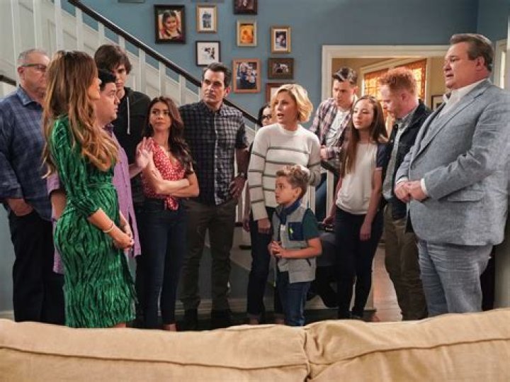 MODERN FAMILY - "Kiss and Tell" - Haley needs a little help deciding whether or not to tell Arvin about her kiss with Dylan and goes to Mitch and Cam for their advice. Meanwhile, Gloria suspects Manny's Canadian girlfriend is made up and wants to find out the real truth, on "Modern Family," WEDNESDAY, OCT. 3 (9:00-9:31 p.m. EDT), on The ABC Television Network. (ABC/Ron Tom) ED O'NEILL, TY BURRELL