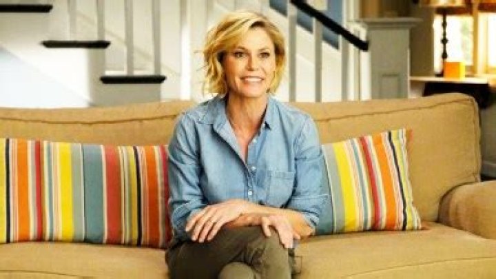 ‘Modern Family’ Star Julie Bowen Helps Fellow Hiker Who Fainted & Fractured Her Nose