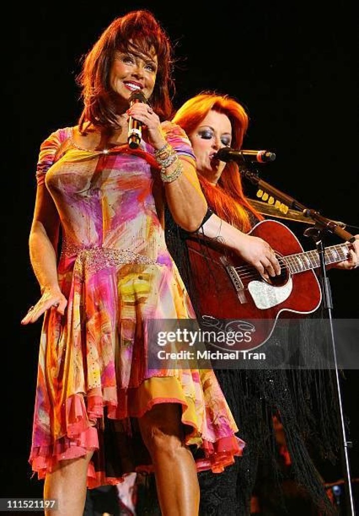Naomi & Wynonna Hudd Perform