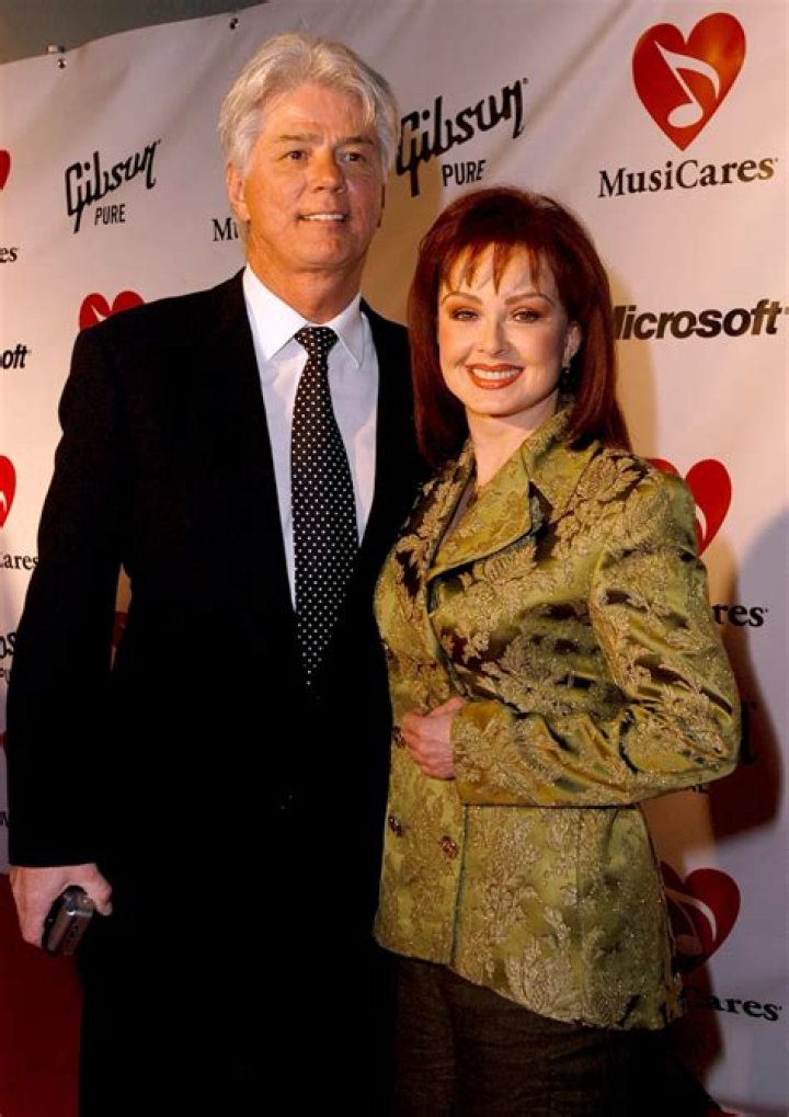 Naomi Judd & Husband Larry In 2004