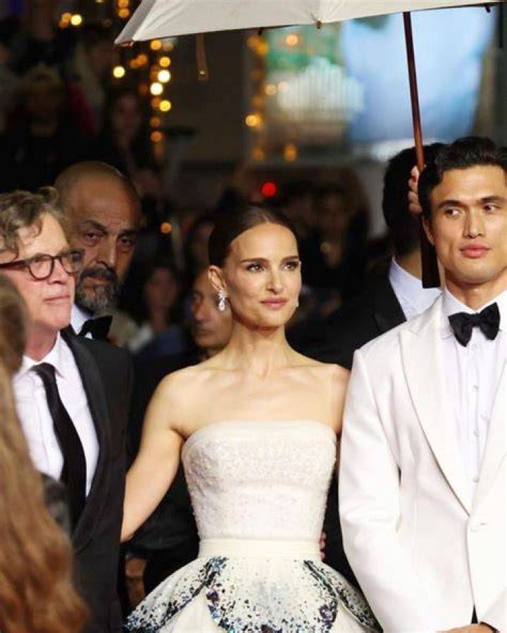 Natalie Portman stuns in white at the 2015 Vanity Fair Oscars party.