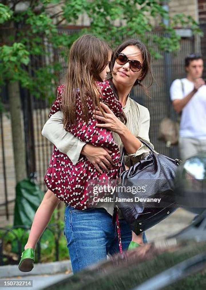 New York, NY - Katie Holmes rocks a sequin pantsuit arriving to the Cristian Siriano show for NYFW.Pictured: Katie HolmesBACKGRID USA 7 SEPTEMBER 2021 USA: +1 310 798 9111 / : +44 208 344 2007 / *UK Clients - Pictures Containing ChildrenPlease Pixelate Face Prior To Publication*