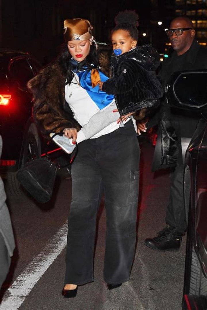 New York, NY - Rihanna stuns out in the snowy NYC weather to meet boyfriend ASAP Rocky for dinner before heading to his studio.Pictured: RihannaBACKGRID USA 16 JANUARY 2022 USA: +1 310 798 9111 / : +44 208 344 2007 / *UK Clients - Pictures Containing ChildrenPlease Pixelate Face Prior To Publication*