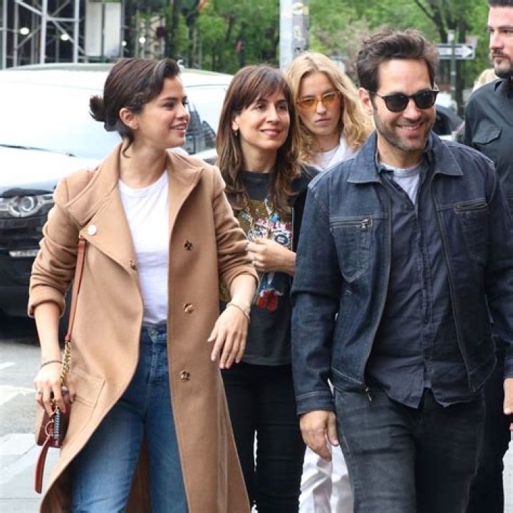 New York, NY - Selena Gomez looks comfy in all white on the set of the new Hulu comedy series "Only Murders In The Building". Pictured: Selena Gomez BACKGRID USA 7 DECEMBER 2020 USA: +1 310 798 9111 / UK: +44 208 344 2007 / *UK Clients - Pictures Containing Children Please Pixelate Face Prior To Publication*