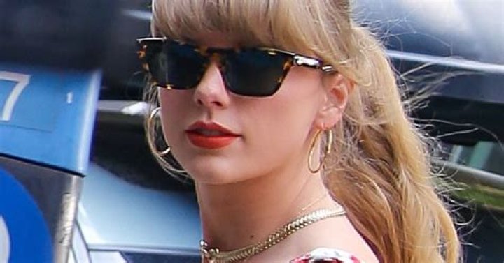 New York, NY - Taylor Swift stuns in a mini dress and fur coat arriving to the VMAs after party in New York.Pictured: Taylor SwiftBACKGRID USA 28 AUGUST 2022 BYLINE MUST READ: The Hapa Blonde / BACKGRIDUSA: +1 310 798 9111 / : +44 208 344 2007 / *UK Clients - Pictures Containing ChildrenPlease Pixelate Face Prior To Publication*