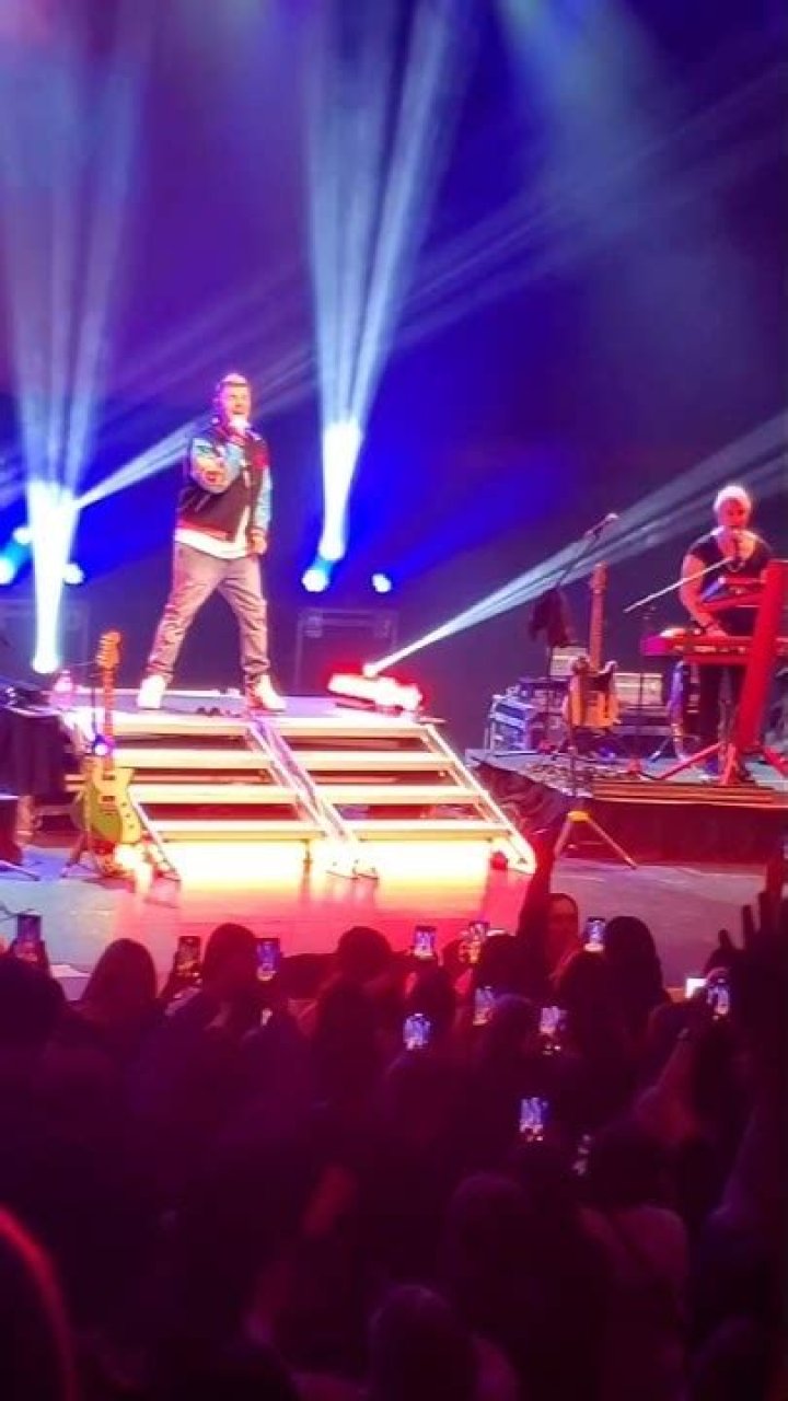 Nick Carter singing