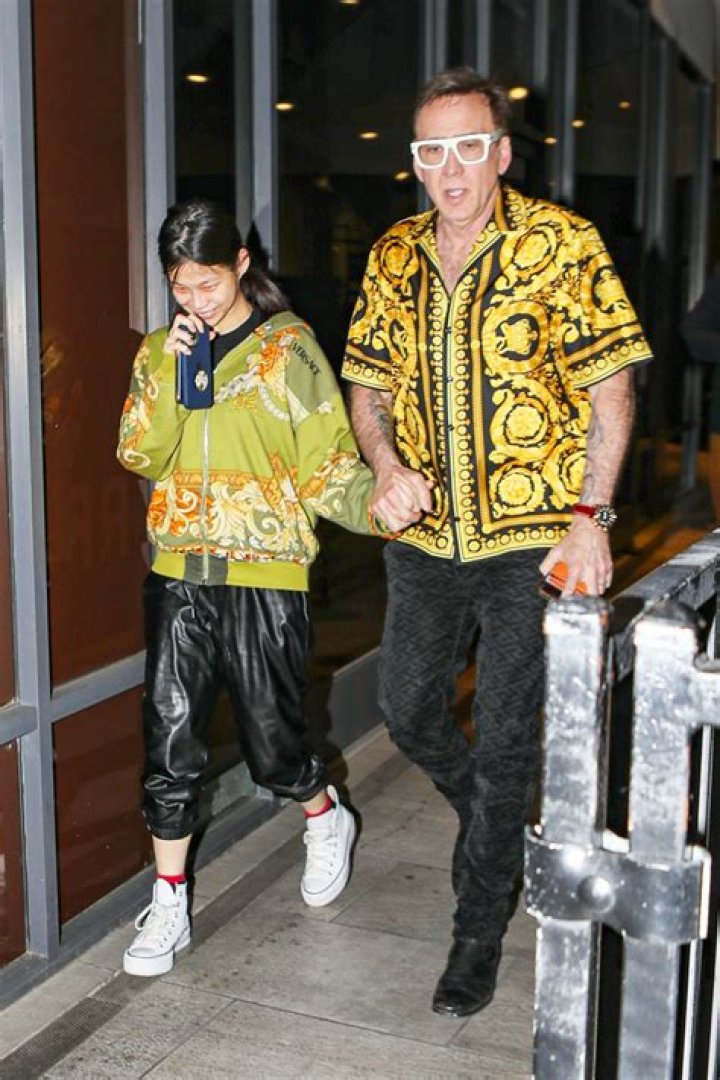 Nicolas Cage, His Pregnant Wife, & Son Weston Have Dinner Together – Hollywood Life