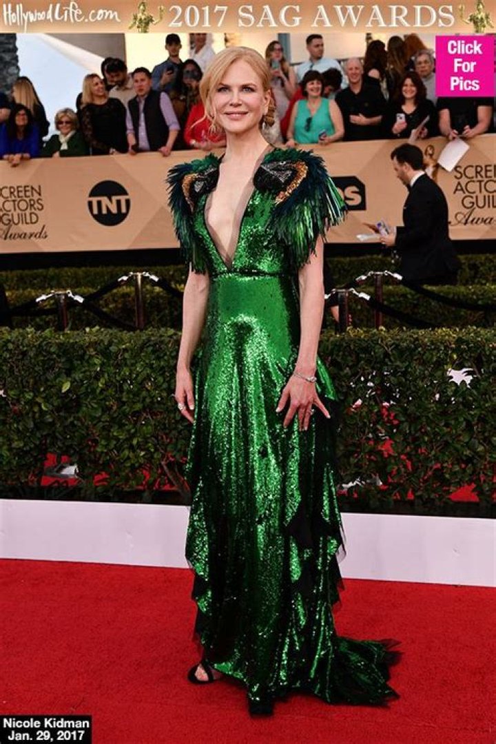 Nicole Kidman Channels A Parrot In Emerald Green Sequin Gown At SAG Awards