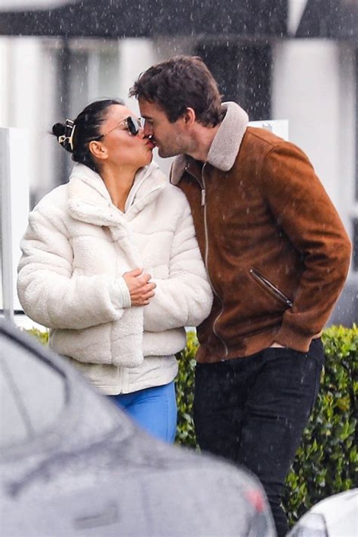 Nicole Scherzinger Is Ridiculously Bendy As She Kisses BF Thom Evans While Doing Upside Down Crunches