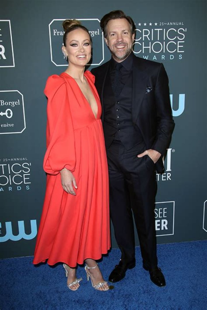 Olivia Wilde & Jason Sudeikis Hug Amid Child Support & Custudy Drama: Photos