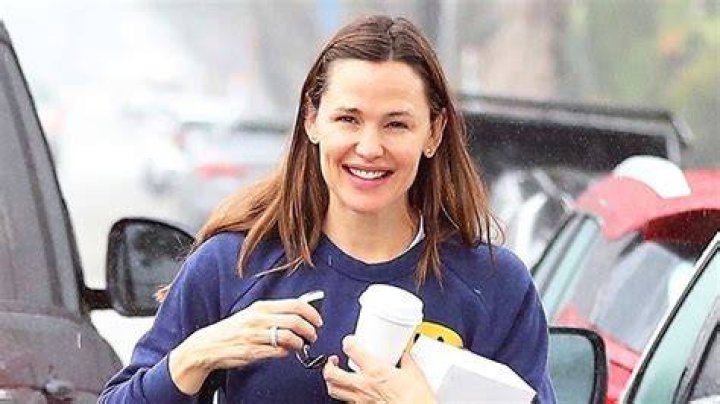 Out In Sweats & No Makeup – Hollywood Life