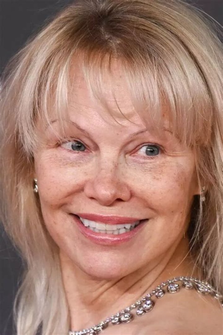 Pamela Anderson Looks Younger