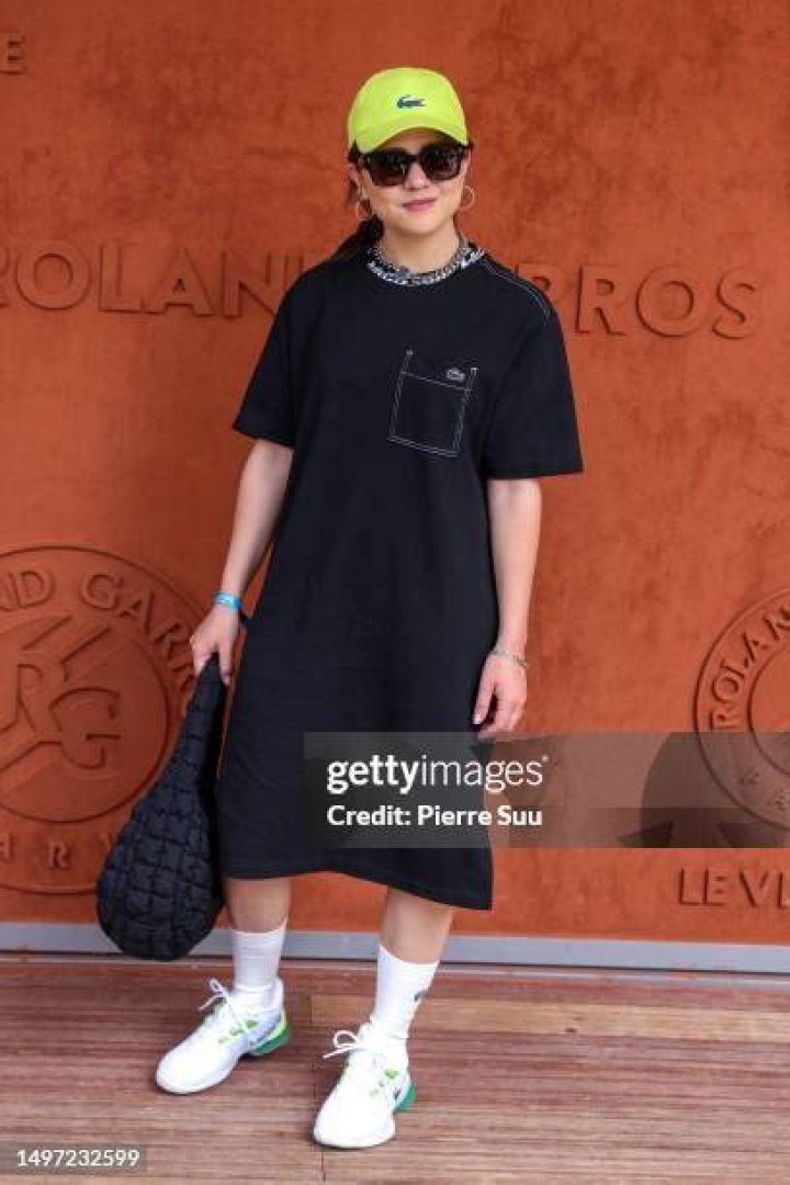 Paris, FRANCE - Celebrities attend the Valentino Haute Couture Spring Summer 2023 show as part of Paris Fashion Week in Paris, France. Pictured: Adam Shulman, Anne Hathaway BACKGRID USA 25 JANUARY 2023 BYLINE MUST READ: Best Image / BACKGRID USA: +1 310 798 9111 / UK: +44 208 344 2007 / *UK Clients - Pictures Containing Children Please Pixelate Face Prior To Publication*