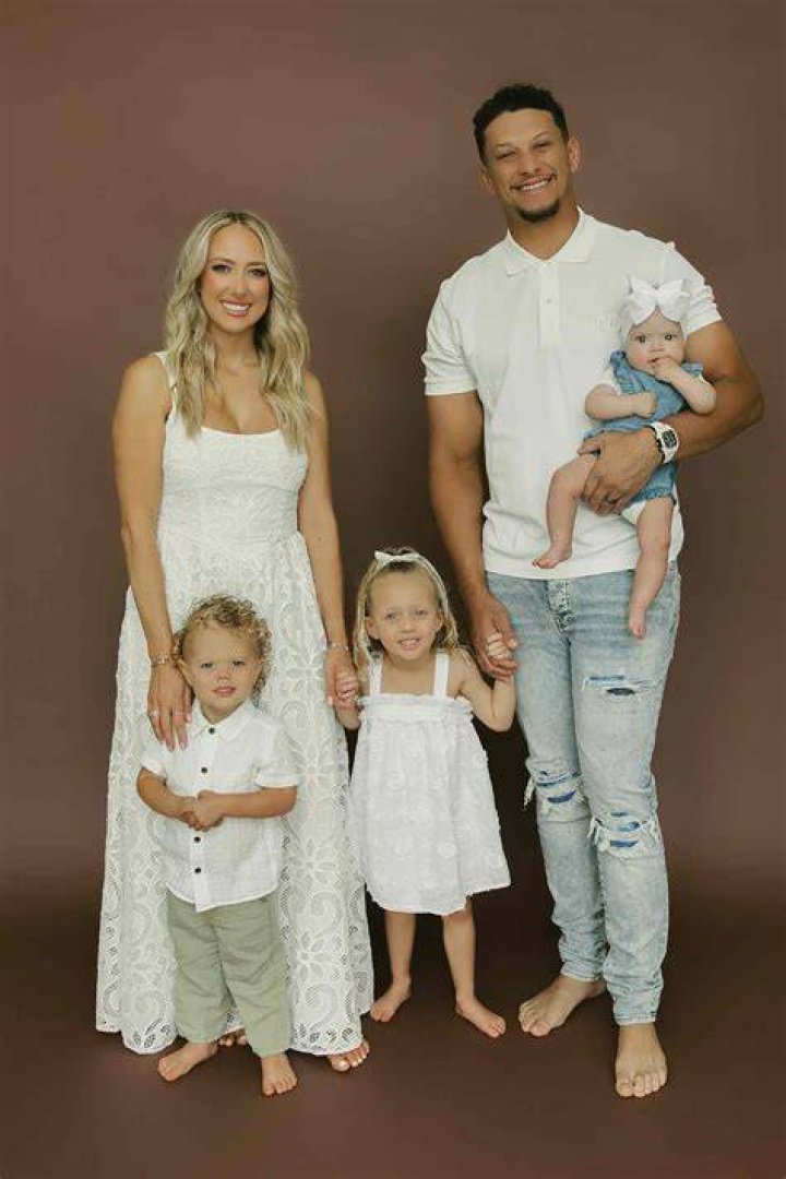 Patrick & Brittany Mahomes Share 1st Photo Of Ther Baby Boy”s Face – Hollywood Life