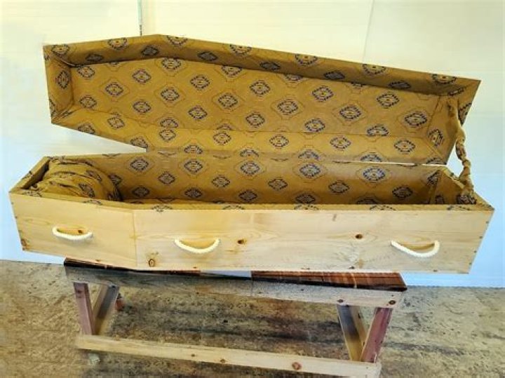 Pel&eacute;&rsquo;s Open Coffin