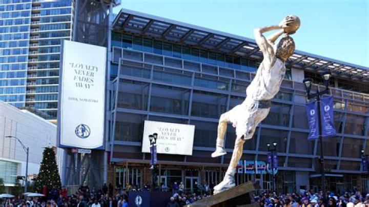 Pel&eacute;&rsquo;s Statue