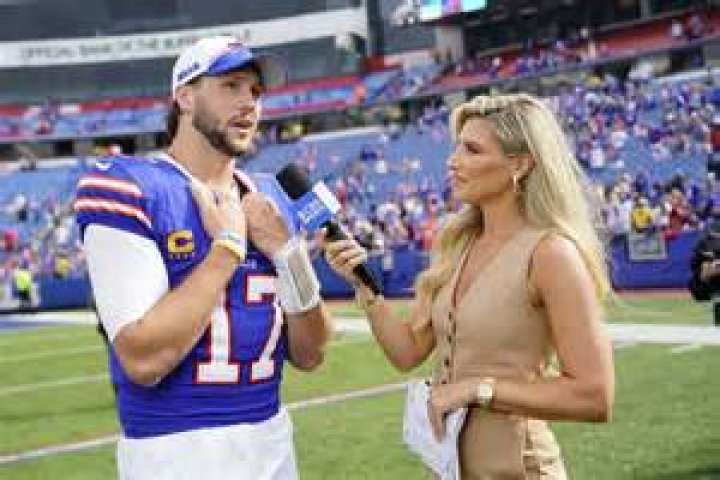 Photos Of The Sports Reporter – Hollywood Life