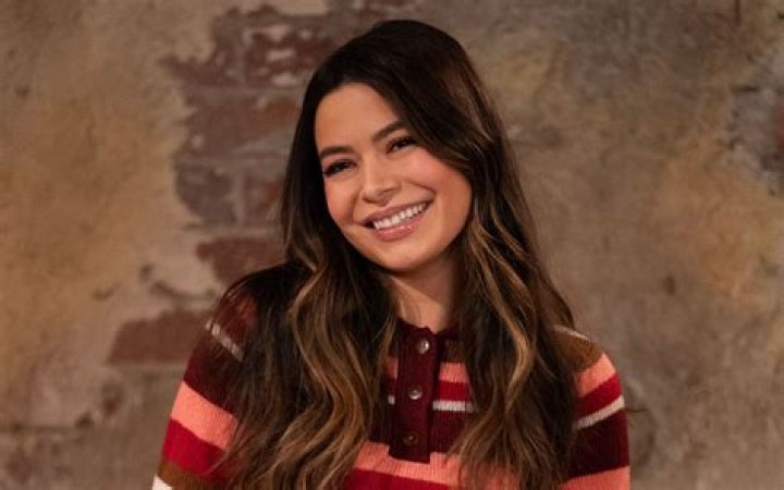 Pictured (L-R): Nathan Kress, Miranda Cosgrove and Jerry Trainor of the Paramount+ series iCARLY. Photo Cr: Lisa Rose/Paramount+ &copy;2021, All Rights Reserved.
