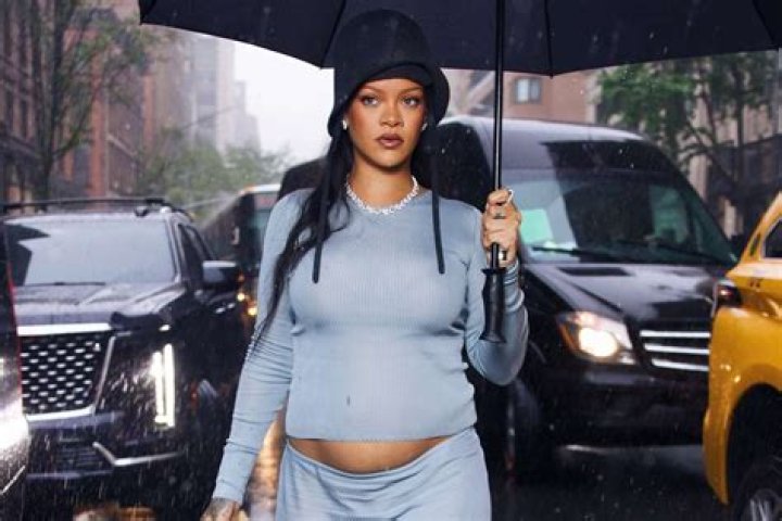 Pregnant Rihanna heads out to casa cipriani in a Yankee with sister Melissa in New York City Pictured: Rihanna Ref: SPL6178002 040523 NON-EXCLUSIVE Picture by: WavyPeter / SplashNews.com Splash News and Pictures USA: +1 310-525-5808 London: +44 (0)20 8126 1009 Berlin: +49 175 3764 166 World Rights