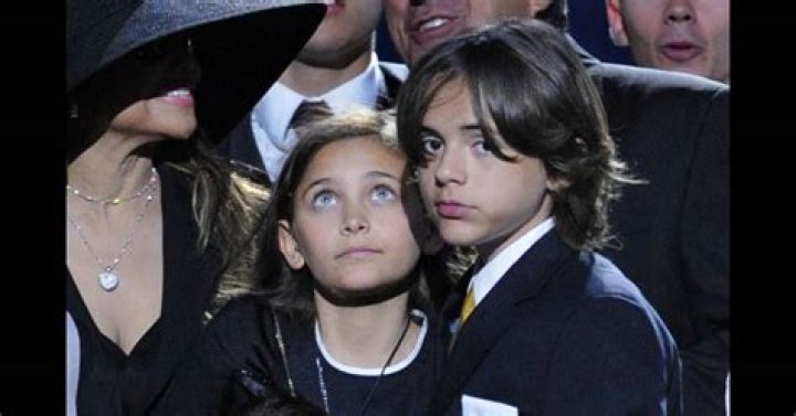 prince paris blanket jackson 2009