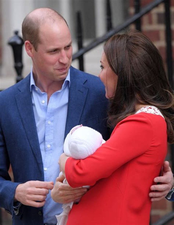 Prince William protectively puts his hand on Kate Middleton&rsquo;s back
