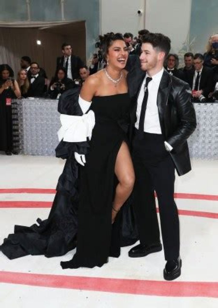 Priyanka Chopra Rocks Black & Red Bikini While Tanning With Nick Jonas – Hollywood Life