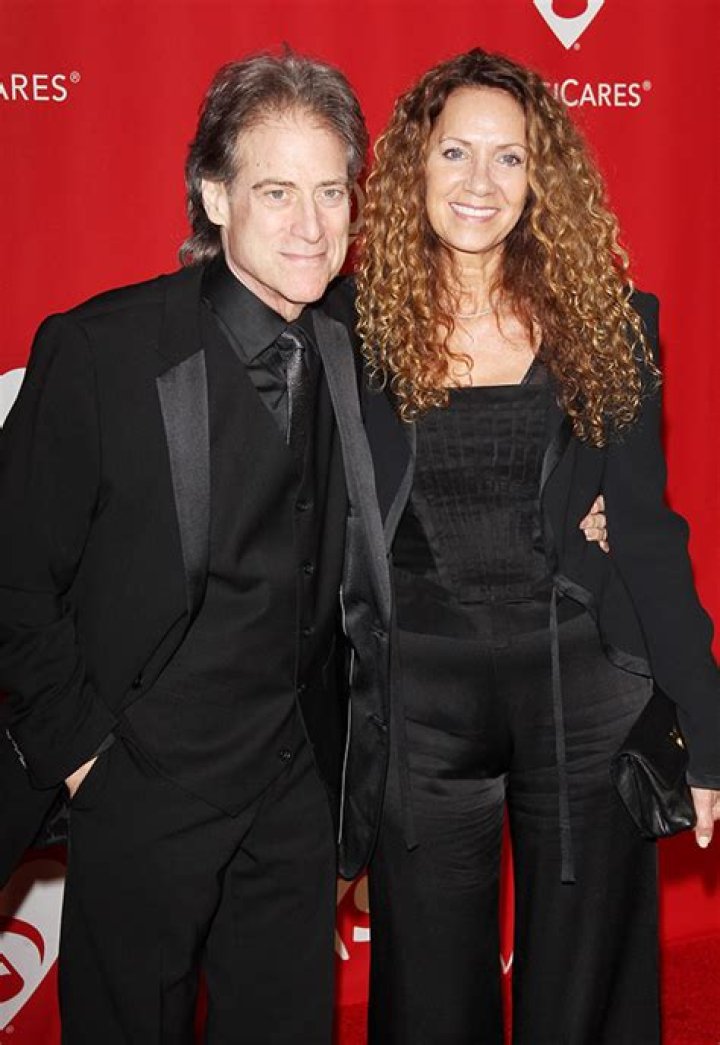 Richard Lewis’ Wife: What to Know About the Late Comedian’s Love, Joyce Lapinsky, & Their Romance