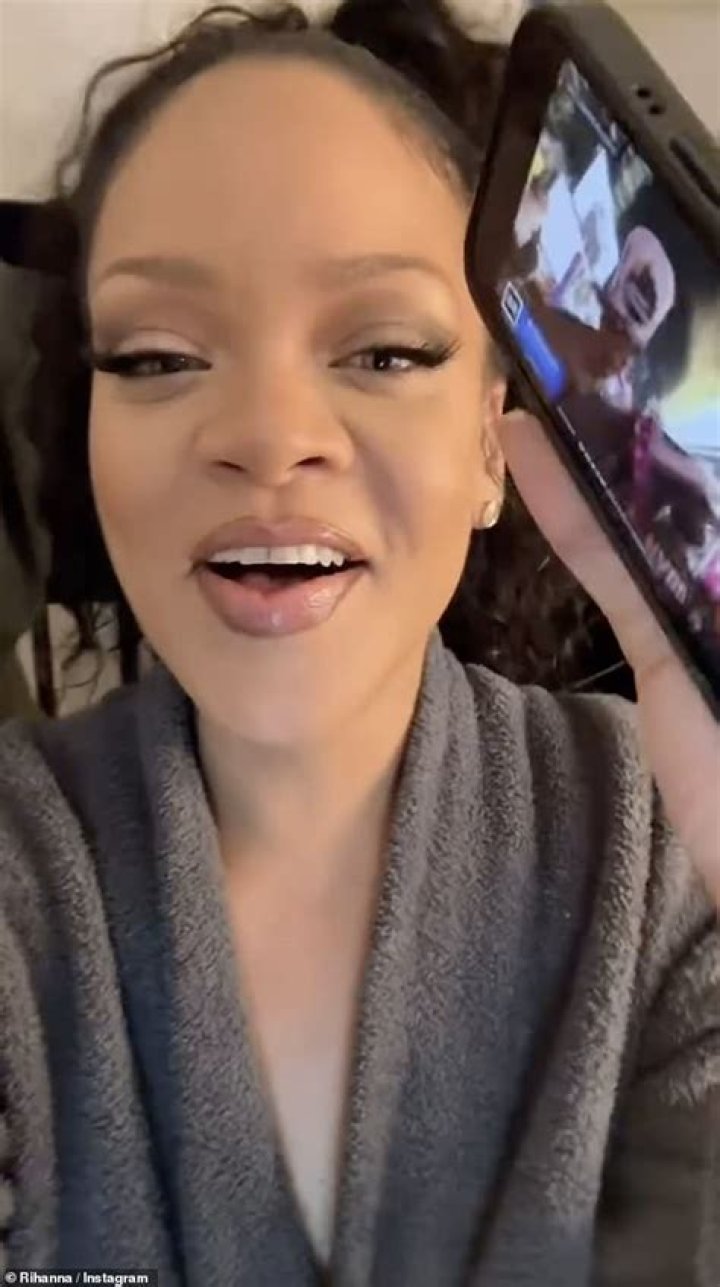 Rihanna: Fans Flip Out Over New Pics Of Her Freaky Crooked Finger — See Tweets