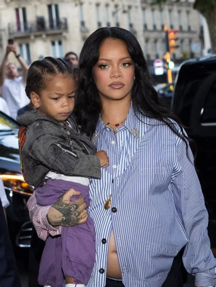 Rihanna Helps Out London Kids