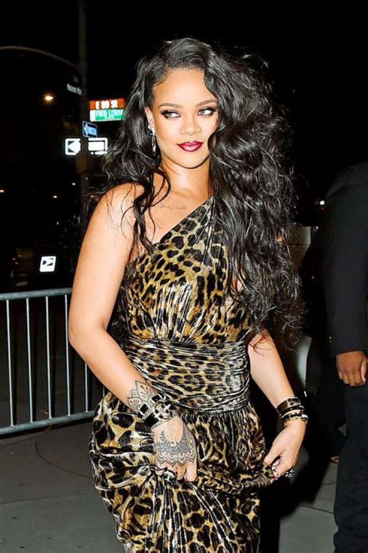 Rihanna Rocks Short Tie Dye Mini Dress & Matching Bucket Hat: Pics – Hollywood Life