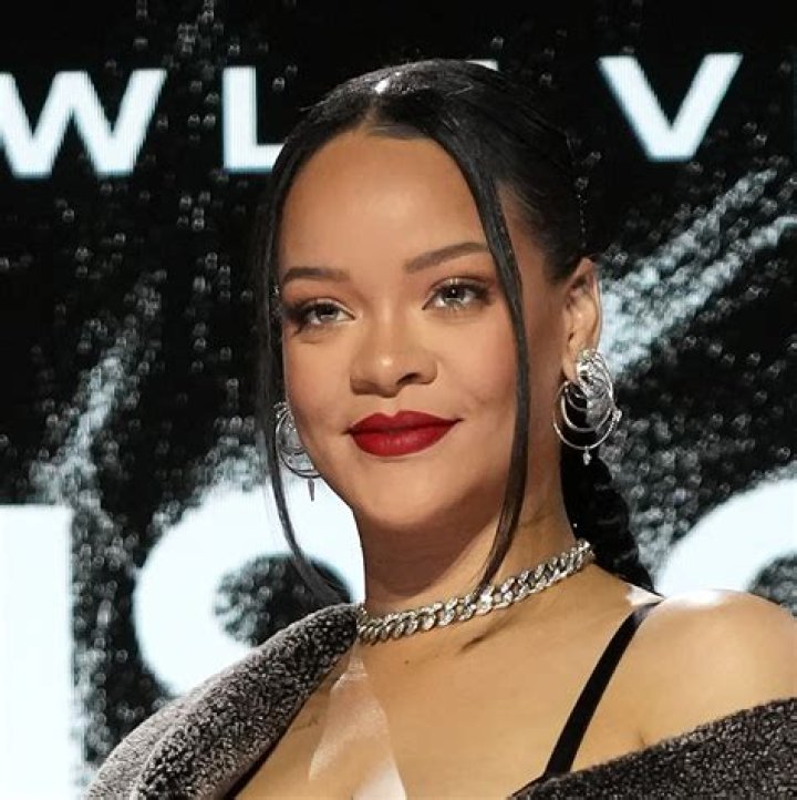 Rihanna Smokey Eye