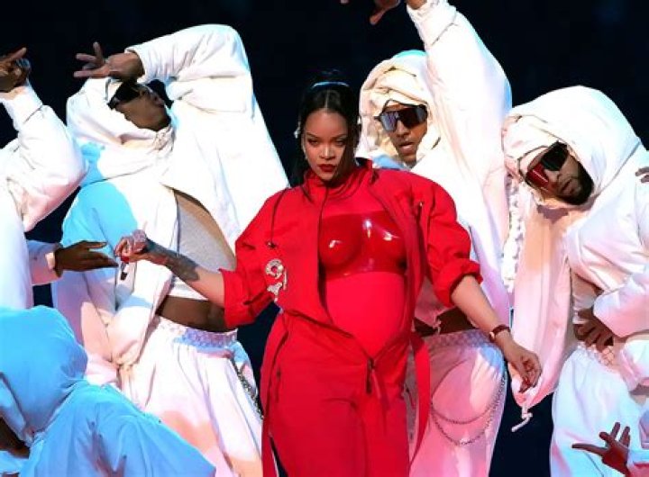 Rihanna With Dancers