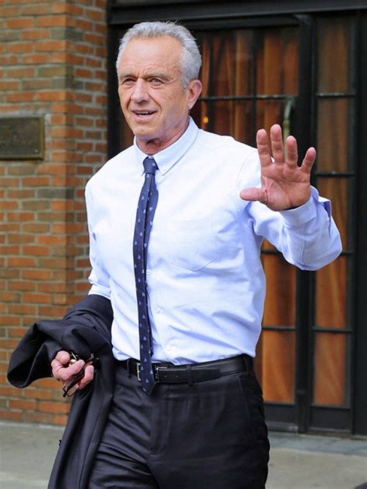 Robert F. Kennedy Jr. Goes Shirtless & Does Pushups In New Video – Hollywood Life