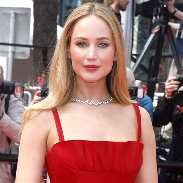 Rocks Red-Hot Look – Hollywood Life
