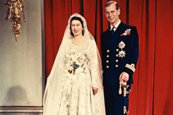Royal Wedding of Princess Elizabeth (Queen Elizabeth II) and Prince Philip (Duke of Edinburgh) At Westminster Abbey on 20th November 1947. Picture shows the couple on the balcony at Buckingham Palace waving at the crowds. Royal Wedding of Princess Elizabeth (Queen Elizabeth II) and Prince Philip (Duke of Edinburgh) At Westminster Abbey on 20th November 1947. Picture shows the couple on the balcony at Buckingham Palace waving at the crowds.