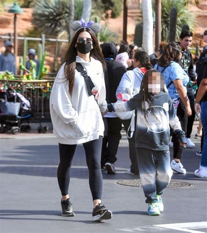 Sandra Bullock Takes Kids Louis & Laila To Disneyland: Photos – Hollywood Life